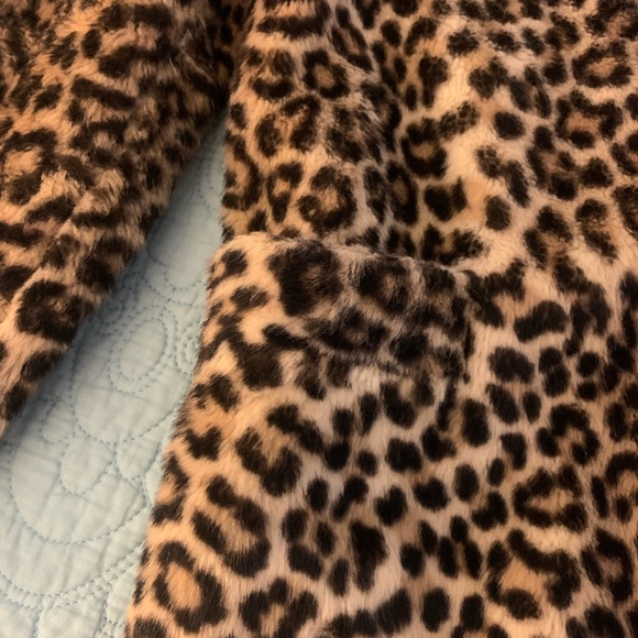 Leopard fur coat sits 3” below hip bone. Loose fit. Fits medium to large. - Picture 3 of 8